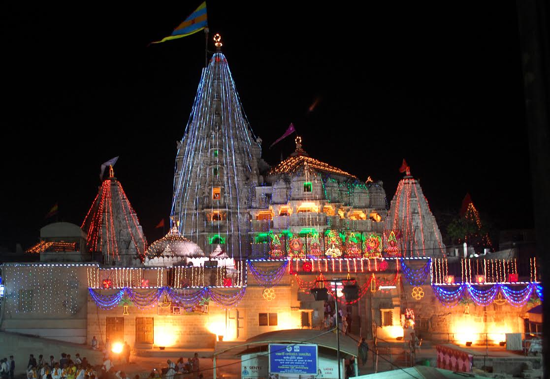 Anant Ambani visits Dwarkadhish temple with Radhika Merchant, offers to rebuild old Rasoi Ghar of temple