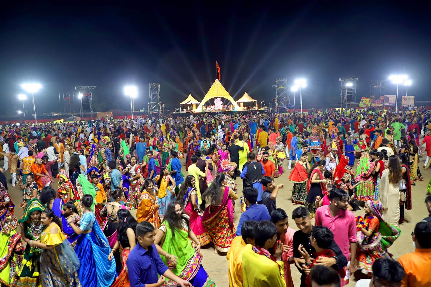 Navratri Live : Falguni Pathak Garba , Kirtidan Gadhvi, Lakshmi ...