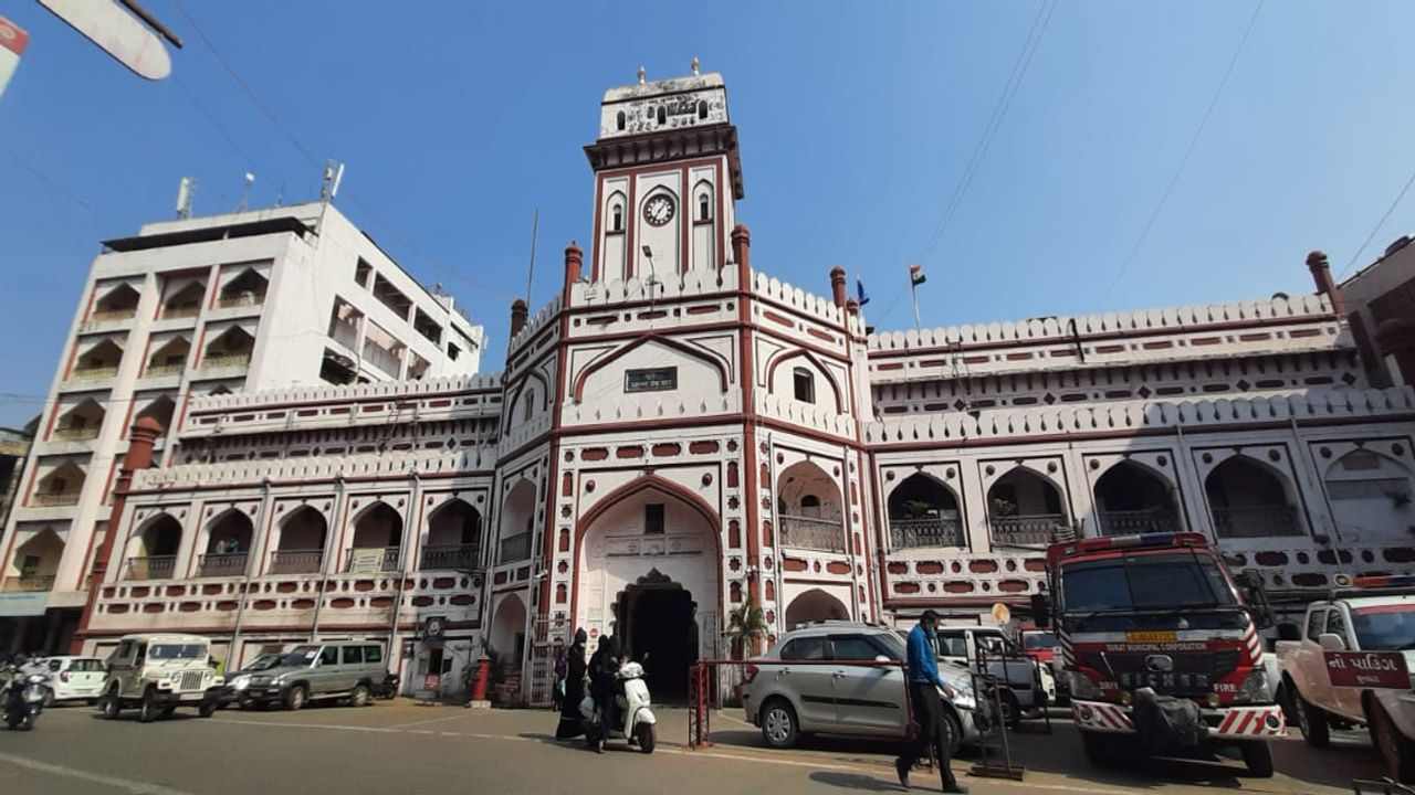 SMC acts against illegal slums known for menacing activities like drugs, stone pelting and mobile phone snatching